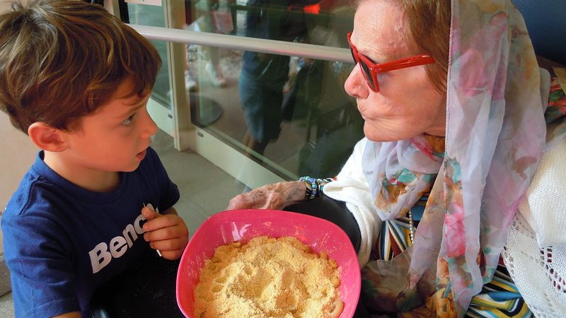 Nonna e nipote preparano la pasta